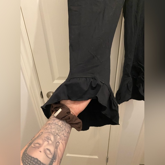 Titika workout capris with flutter bottoms in size 4 - Picture 2 of 4